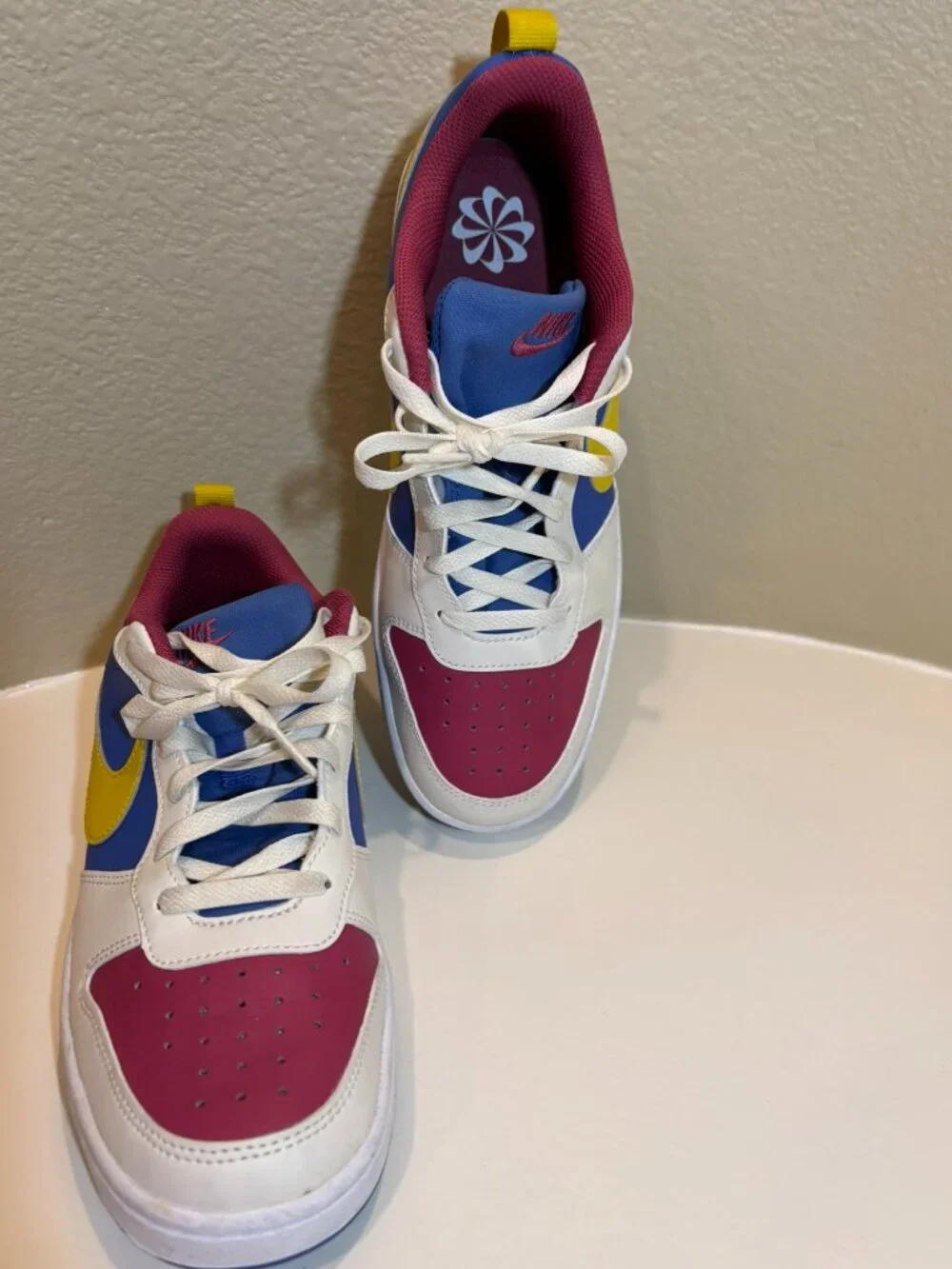 NWOT Nike White Red Blue Yellow Lace-up Athletic Tennis Shoes Size 7Y Kids - Picture 2 of 8